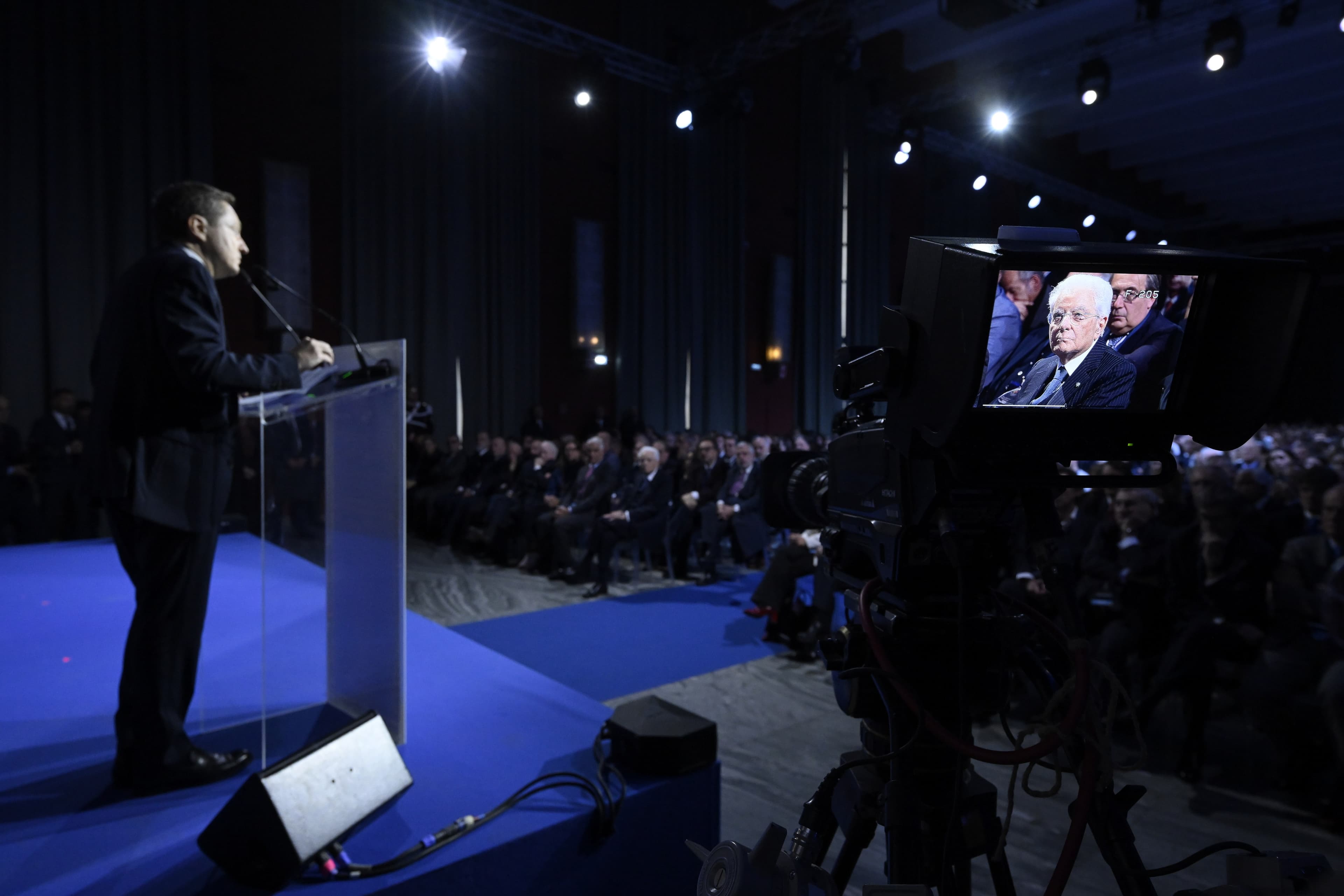 Andrea Ceccherini dal palco, mentre Sergio Mattarella ascolta in platea inquadrato dalle telecamere. Andrea Ceccherini dal palco, mentre Sergio Mattarella ascolta in platea inquadrato dalle telecamere.